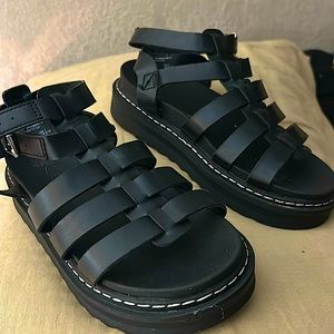Girls Madden NYC sandals excellent condition. USA size 2 girls youth size.